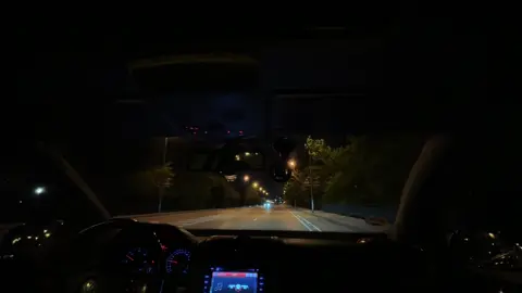 #ConduciendoDeNoche #Madrugada #NightDrive #VibesNocturnas #ChillRide ⸻ Súbete de copiloto un rato 🌙🚗 Conduciendo en la madrugada, luces bajas, carretera vacía y música chill acompañando el camino. Relájate, respira… y disfruta el viaje conmigo. 🎶✨ ⸻ Hop in as my copilot for a while 🌙🚗 Late night drive, empty roads, soft lights and chill music setting the mood. Relax, breathe… and enjoy the ride with me. 🎶 ⸻ Садись ко мне в копилоты на немного 🌙🚗   Ночная дорога, пустые улицы, мягкий свет фар и спокойная музыка создают атмосферу.   Расслабься, сделай вдох… и просто наслаждайся поездкой со мной. 🎶✨