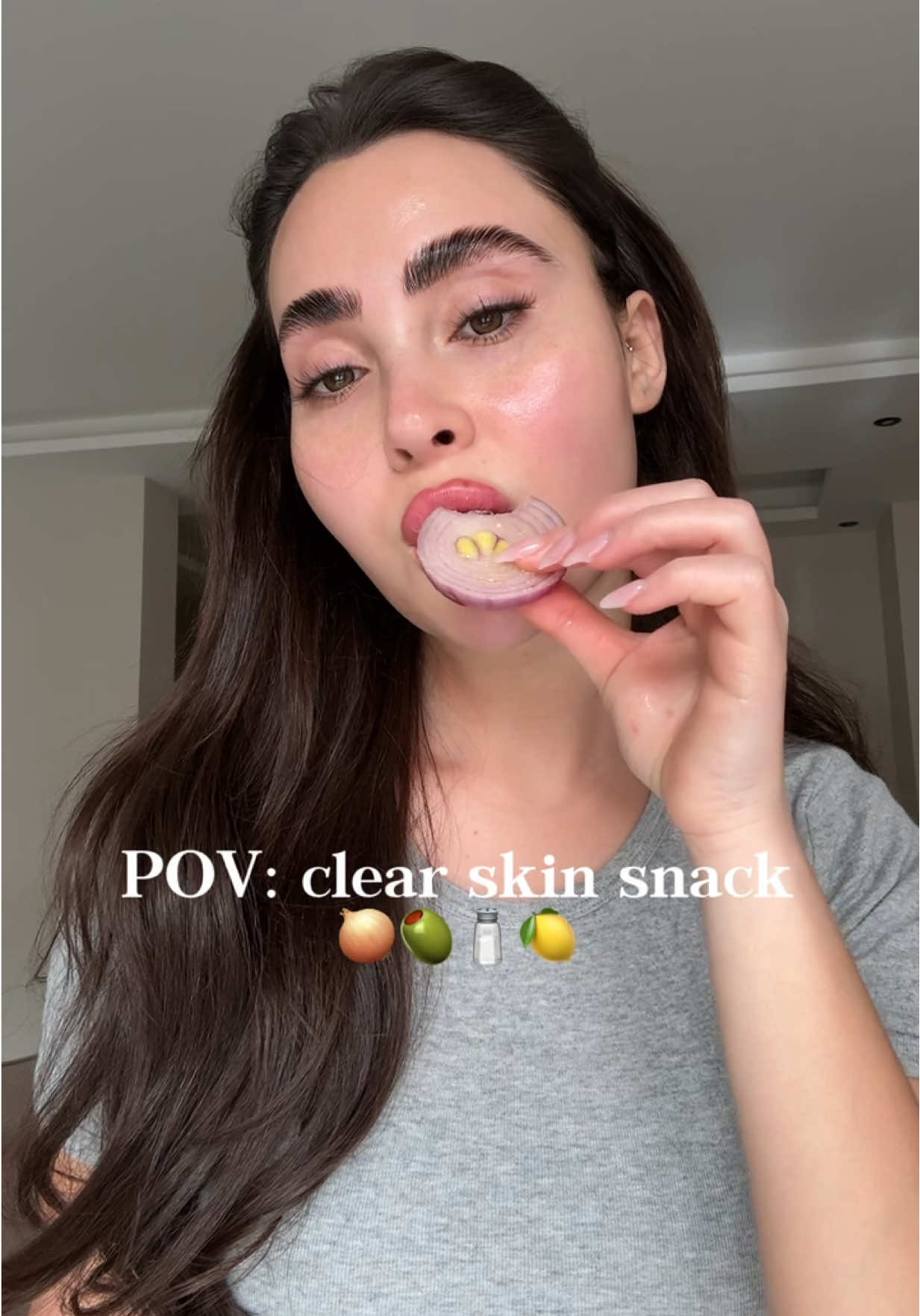 This snack actually clears your skin✨ It looks simple, but a little mix of onion ,olive oil, salt , and lemon has become my go-to for calmer, clearer skin.  After trying it a few times , I noticed my complexion feels brighter, my skin less inflamed, and my digestion more balanced.  Why it works: 1. Onion : rich in antioxidants,boosts collagen production,keeps skin smooth and youthful. 2. Olive oil : hydrates skin , supports healthy fats. 3. ⁠sea salt : minerals that help detox & balance. 4. ⁠lemon : anti-inflammatory + vitamin c for a natural glow.