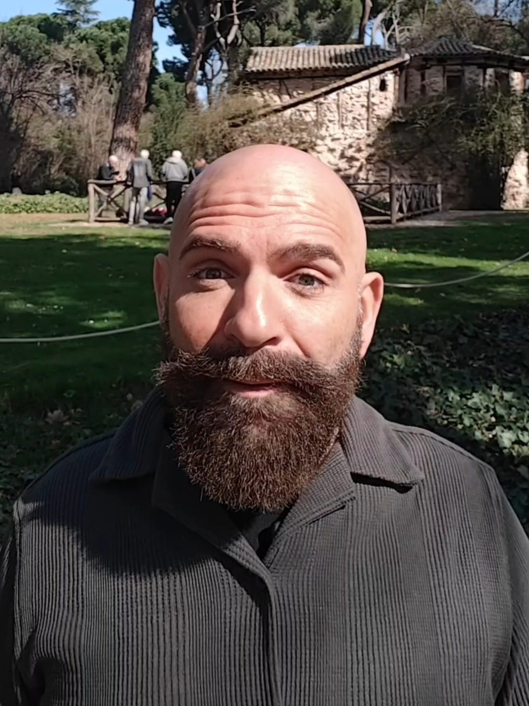 Aprendí a hacerme pequeño para que no me rechazaran. Cuando fui expulsado de mi comunidad religiosa… mi familia dejó de hablarme. Fue como morir en vida. Y ahí tomé una decisión sin darme cuenta: 👉 mejor no incomodar 👉 mejor no molestar 👉 mejor no ser demasiado Aprendí a suavizarme. A hacerme pequeño. A pedir permiso… incluso para existir. Y eso, poco a poco, se convierte en tu forma de vivir. Hasta que un día te das cuenta de algo: Ya no sabes cuánto espacio ocupas. #RechazoFamiliar #HombresQueSienten #HeridasDeLaInfancia #AutoestimaMasculina #TrabajoInterior