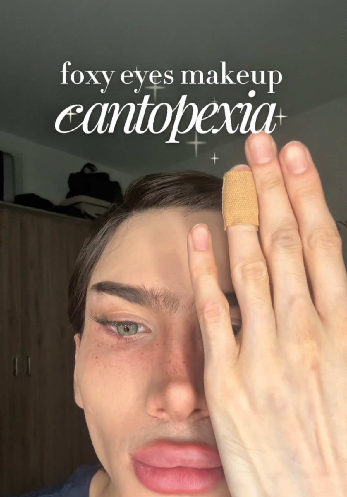 tutorial de como me hago los ojos 👀, tengo muchos más si quieren que comparta comenten un 💛 amarillo #makeup #trend #fyp #foxyeyes #cantopexia 