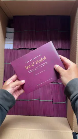 Undangan warna burgundy.