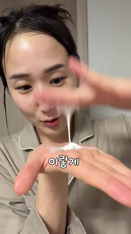 율:리 연어크림 오늘 마지막날🚨 3+1 증정은 후맘공구에서 드리는 혜택 입니다!!✔️ 연어크림 사용해보시고 지금 디엠•스토리 후기가 어마어마 합니다요~~!!👍 “피부에서 진짜 광나요“ ”다음날 피부결이 달라졌어요“ ”쫀득할 줄 알았는데 피부에 흡수가 쫙~요물이예요” “의심하고 1개만 주문했는데 사용해보고 재주문했어요“ 하나씩 구매하셨던 분들은 사용해보시고 재구매를 어마어마하게 해주시고 계신다는..👀🔥 #진짜인생크림 #율리연어크림 율리 연어크림 처음 받아보시면 이렇게 해보세요!👇 1️⃣ 처음 사용하시는 분들 스킨 1~2회 정돈 후 👉 율리 크림 단독 사용 권장드립니다 😊 ✔ 제품 자체의 재생력과 흡수력을 먼저 충분히 느껴보시는 것이 중요합니다! 2️⃣ 건조함이 있으신 분들 스킨 충분히 흡수 후 👉 스킨 + 크림을 손에서 혼합하여 1차 도포 👉 마지막으로 크림 한 번 더 레이어링 ✔ 피부에 수분과 보습감을 더 깊고 오래 유지시켜줍니다! 처음에 율:리만 단독으로 발라보시고 제품 자체를 먼저 느껴보세요!! 후에는 스킨 세럼 아이크림 로션 등등 바르시고 “크림” 단계에서 사용하시면 됩니다🫶 ✔️ 화장전에 바르면 혹시 밀리지 않나요? 놉X‼️, 밀리지 않아요 오히려 화장이 훨씬 잘먹어서 피부에서 광나는 효과까지 느끼실거예요!  ✔️ 임산부 사용가능한가요?  물론이죠! 저자극 테스트 완료되어 아이들도  사용가능! 피부가 예민하시다면 먼저 제품 소량 테스트한 뒤 사용해주세요 ^^ ✔️ 여드름피부 좁쌀여드름 피부엔 어떻게 사용하나요? 여드름이나 좁쌀 피부는 단순히 유분 문제가 아니라 피부가 건조해서 각질층이 질겨진 상태에서 생기는 경우도 많기 때문에  ‘흡수 환경’이 굉장히 중요합니다. 피부가 건조하고 막혀 있으면 크림뿐만 아니라 연고나 여러 제품들도 비닐 위에 바르는 것처럼 겉돌 수 있는 상태가 됩니다. 그래서 먼저 👉 스킨을 충분히 흡수시켜서 질겨진 각질층을 부드럽게 풀어주고, 다른 성분들이 들어갈 수 있는 길을 열어주는 것이 중요합니다. 그 다음 👉 크림을 소량만 얇게 펴 발라 흡수시키는 방식으로 사용해 주세요. 만약 흡수가 잘 안 되는 느낌이 있으시면 👉 스킨과 크림을 손에서 가볍게 섞어서 한 번 바른 뒤,  마지막에 크림을 한 번 더 덧발라주시면 훨씬 편안하게 흡수됩니다 😊 특히 PDRN 성분은 특성상 피부를 진정시키고 재생시키고 회복 환경을 만들어주는 원료입니다 ^^!  👉 @esthelimit_ceo 대표님 답변❣️ 율:리 연어크림에 대해서 더 궁금하신 점은 언제든 댓글 디엠 주세요!!🙋‍♀️ #오늘이마지막날이니꼭#율리연어크림챙겨주세요‼️ 🚨오늘마감이에요!! 꼭꼭!! 프로필 링크로 와주세요!!🚨