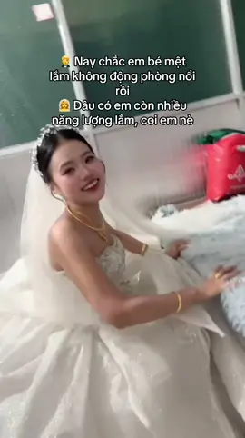 ❌Hồi mới quen : em bé nhiều năng lượng ghê, đáng eo   ✅Quen 9 năm : Ẻm khùng #couple