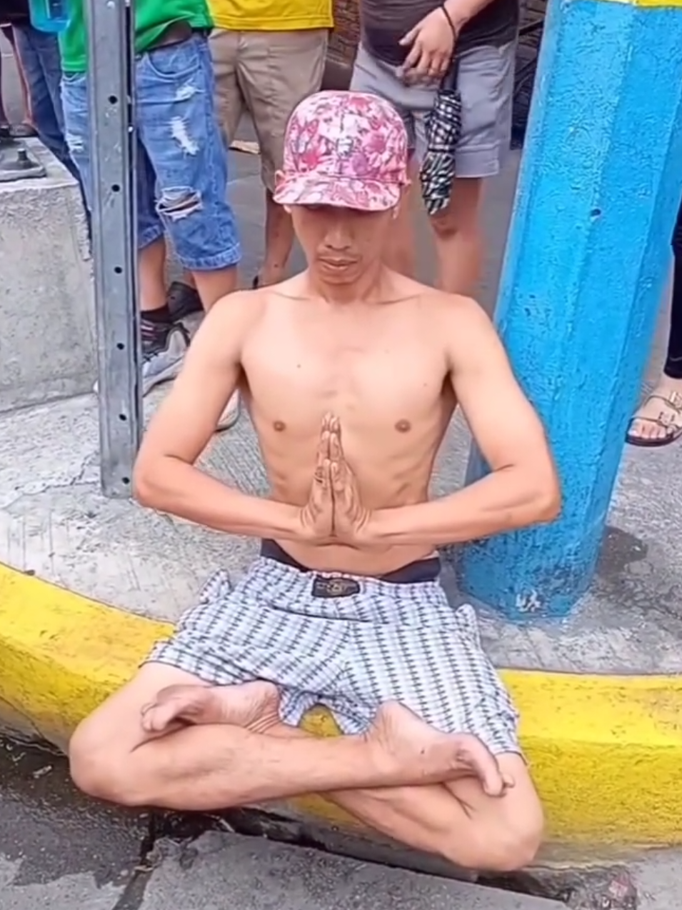 WHAT IS BRO DOING 🧘 #pinoymemes #meme #pinoy #funnyvideos #meditate 