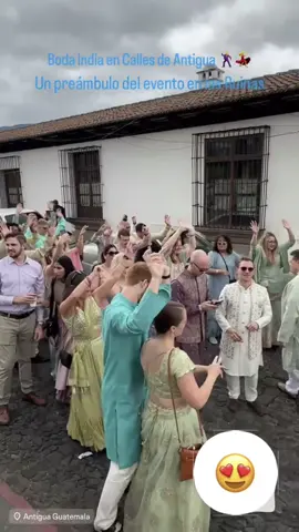 “Yo pensando que era un desfile… y era una boda India en las calles de Antigua 😳🔥” . . #antiguaguate #antiguaguatemala #indianwedding #destinantionwedding #fyp @Abi De Carlo 
