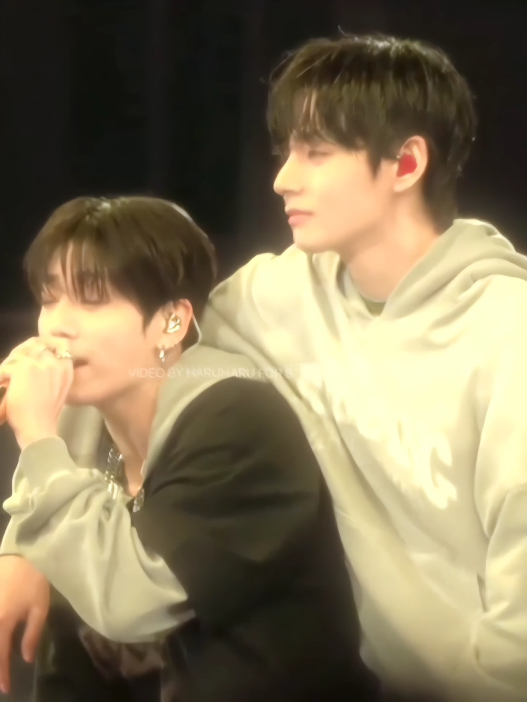 : khi anh xoa đầu jungkookie, ẻm đã rất tự nhiên dựa vào lồng ngực anh, như một thói quen í 🥺 #taekook #vkook #taehyung #jungkook #gttkrs_ 