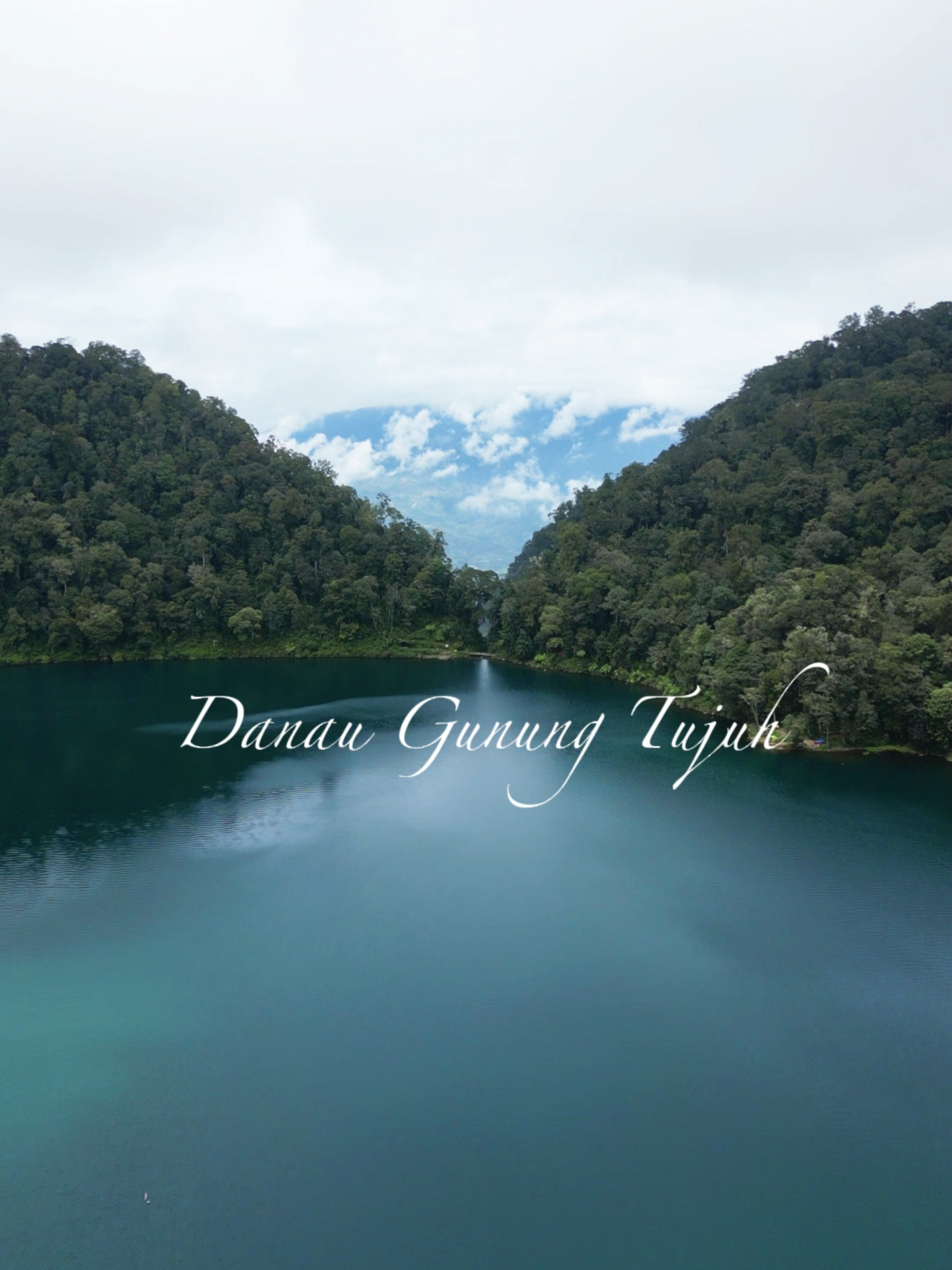 Danau Gunung Tujuh, yang terletak di Kabupaten Kerinci, Jambi, berada di ketinggian sekitar 1.950 hingga 1.996 meter di atas permukaan laut (mdpl). Danau ini dikenal sebagai salah satu danau vulkanik tertinggi di Asia Tenggara dan berada di kawasan Taman Nasional Kerinci Seblat. #danaugunungtujuh #mtkerinci3805mdpl #gunungtujuhkerinci #pamalaavisual