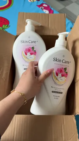 Combo này tiết kiệm quá mấy bà ơi hai chai sữa tắm 2 lít 3luôn mà chị có 99 cành thôi còn được free ship về tận cửa nhà hết khuyến mãi giá sẽ thay đổi anh chị nào quan tâm thì nhấn vào giỏ hàng video của em để tham khảo nha
