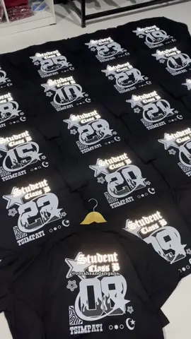 Kaos warna hitam dengan sablon dtf x reflective menyala 👋🏻  Mimin kasih rekomendasi lagi nih desain buat kaos kelas kalian✨ Kalau kalian masih bingung, mimin siap bantu desain kok😊 Yuk buruan order sudah free desain, free sticker dan free 1 pcs kaos buat wali kelas kalian❤️ Intip hasil produksi kami di  Instagram @_omahsandangan  Tiktok @omahsandangan_ STORE OMAH SANDANGAN  📍Jln Jawa Rt.04/Rw.06 Besaran Karangasri Ngawi Jawa Timur  📍Google Maps : Omah Sandangan Ngawi 🚙 Kirim luar kota / luar pulau pakai ekspedisi  📲 0858 8049 6008  #sablonreflective #ngawi24jam #kaoskelasmenyala #sablonngawi #sablonsatuan 