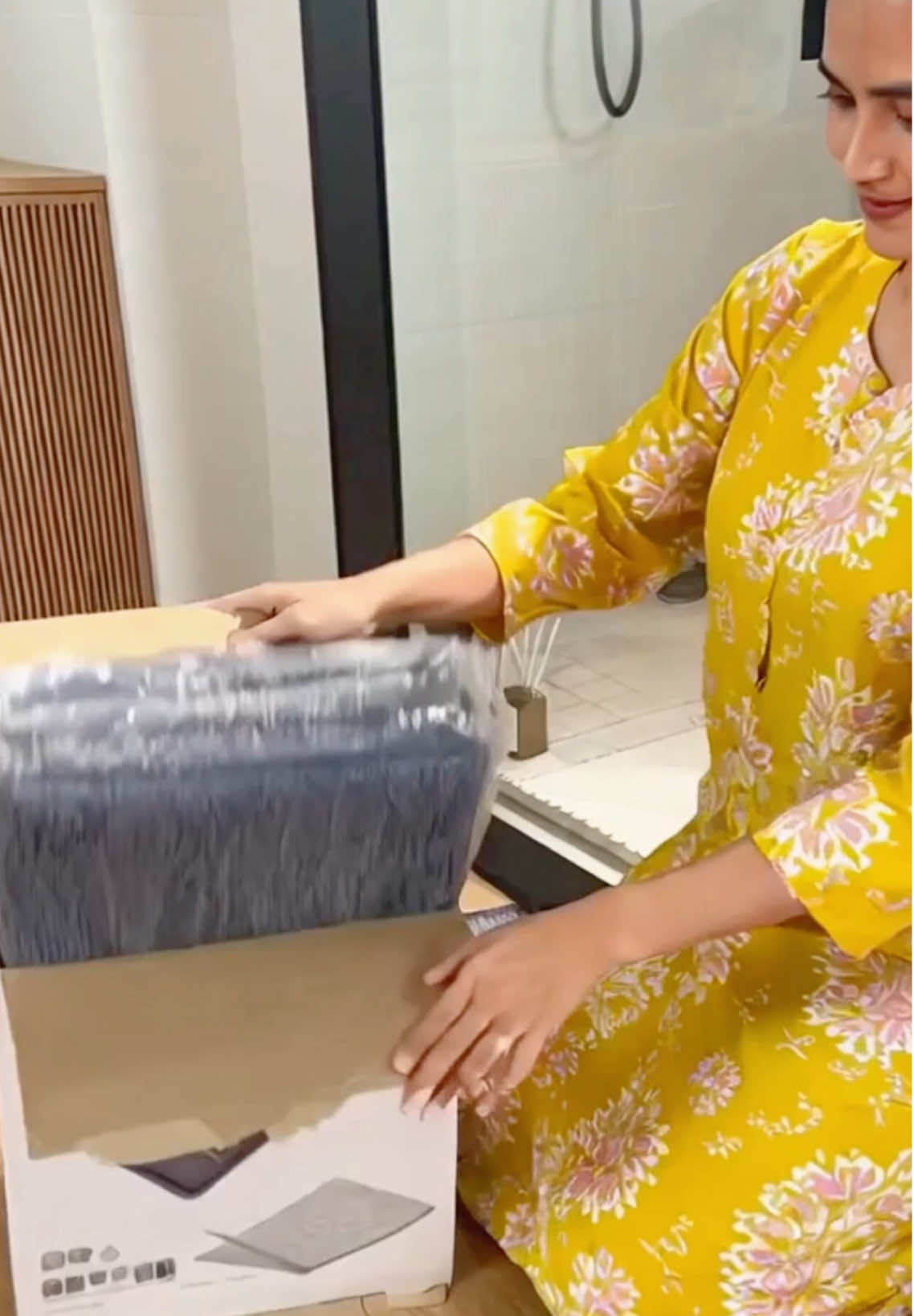 Karpet ni memang padu!Pijaklembut, serap air cepat, taklicinlangsungSesuai letak depan bilikair!mokcik dah letak beg kuningkatbawah, tekan je terusgrab!