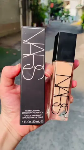 Kem Nền Nars Natural Radiant Longwear Foundation 30Ml có khả năng bám lên đến 16 giờ nhưng vẫn giữ nguyên màu sắc của lớp nền với lớp kem mỏng nhẹ, tự nhiên, chống trôi, mang lại sự rực rỡ và mịn màng cho làn da. Đặc trưng - Công thức kết hợp đặc biệt của lớp nền trong suốt với lớp bảo vệ acid amino siêu nhỏ và các hạt phấn khoáng chất cân bằng màu da, cho bạn lớp nền tiệp với màu da nhất. - Hỗn hợp tinh chất từ quả mâm xôi, táo và dưa hấu giúp cung cấp độ đàn hồi cho làn da mềm mịn và cải thiện vẻ rạng rỡ cho làn da sau một thời gian sử dụng. - Kem nền Nars Natural Radiant Longwear Foundation với công thức đột phá mới độc quyền bởi Nars giúp bạn thay đổi làn da một cách dễ dàng với chỉ với một giọt kem nền. Kết quả của công thức cải tiến là thiết kế đặc biệt nhằm cung cấp độ che phủ tối đa (full-coverage) mà vẫn tạo cảm giác nhẹ nhàng thoải mái.#kemnennars #narscosmetics #makeupartist #myphamchinhhang #trangdiem 