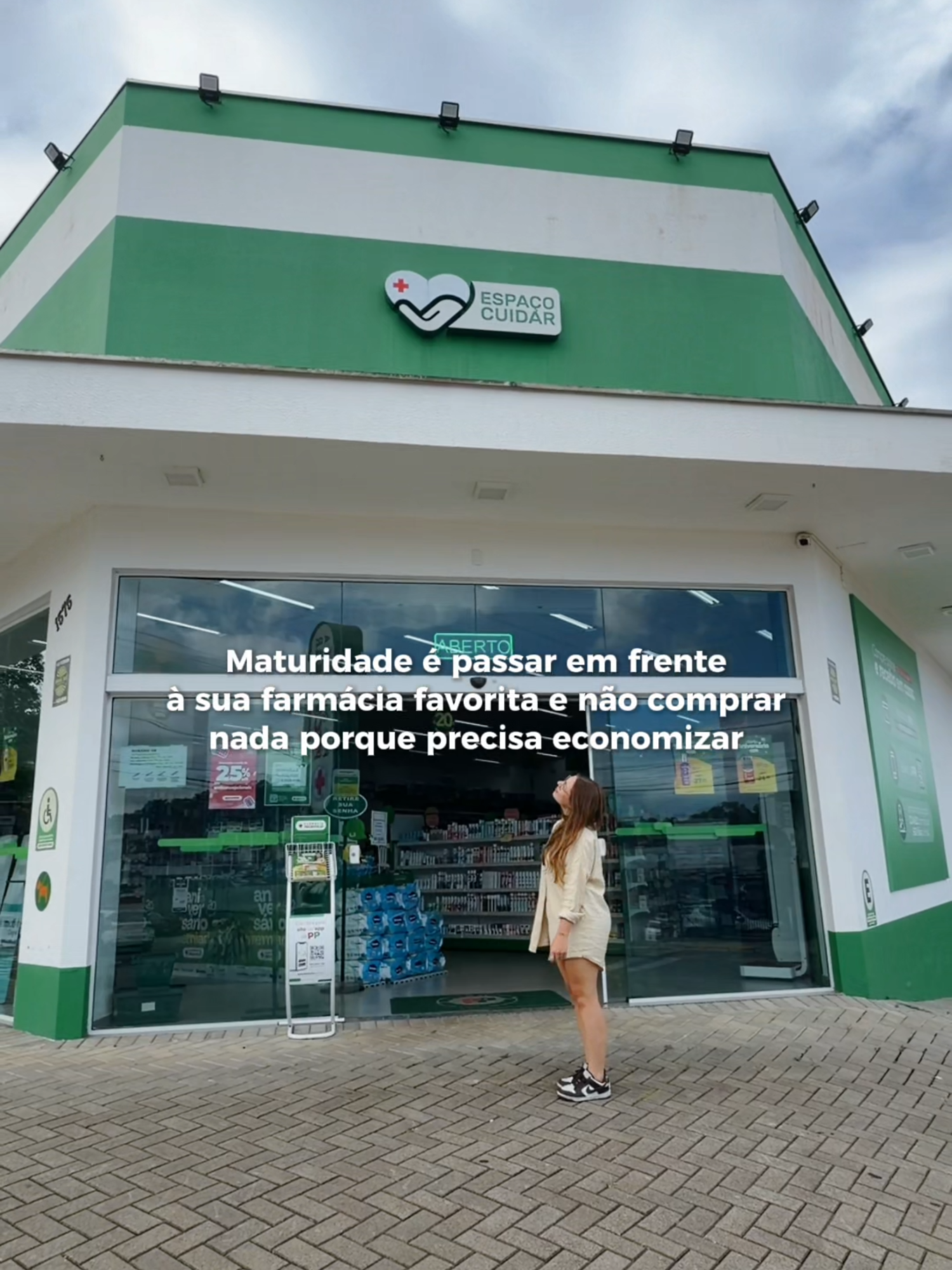 Eu tentando ser madura e economizar… Mas 5 segundos depois entro na PP 🛍️💅✨ Porque tem coisa que não dá pra ignorar, ainda mais quando envolve autocuidado, produtinhos e aquelas ofertas que a gente ama 💚 #farmaciapreçopopular #skincare #farmacia #trend