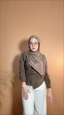 kemeja unik with gesper berbentuk huruf D 🫶🏻 #missshine #kemejawanita #kemejaunik #OOTD #ootdhijab 