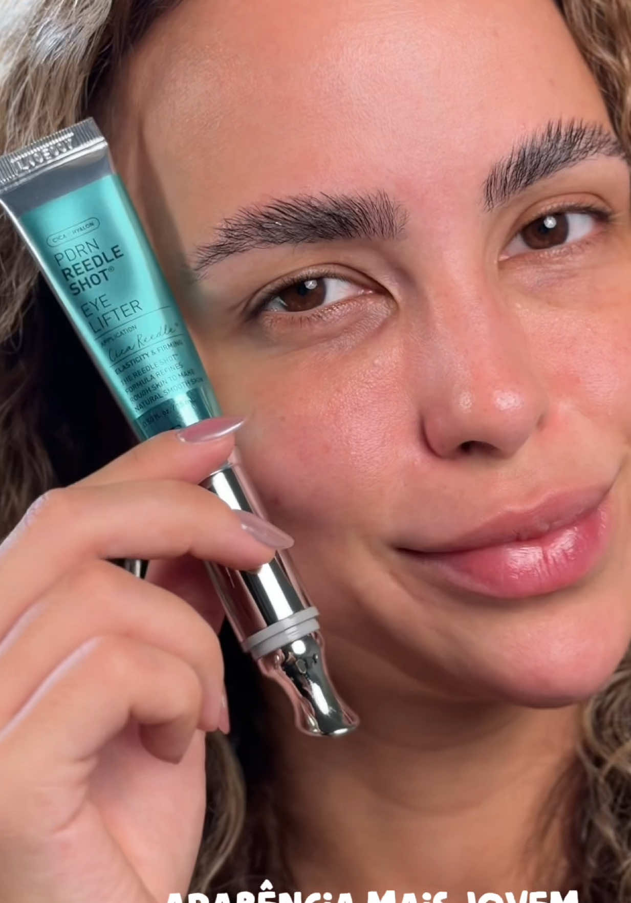 Testei o VT PDRN Reedle Shot Eye Lifter e gostei viu 👀 O aplicador que vibra trás um diferencial gigante na hora da aplicação e é possível sentir a pele muito mais hidratada depois do uso! Você sente que ele ativa a região na hora, parece que o olhar fica mais descansado ✨ Agora quero ver como evolui com o uso contínuo  #skincarecoreano  #YesStyle #YesStyleInfluencers #YesStyleReview #VT @VT Cosmetics US @YesStyle @YesStyleInfluencers 