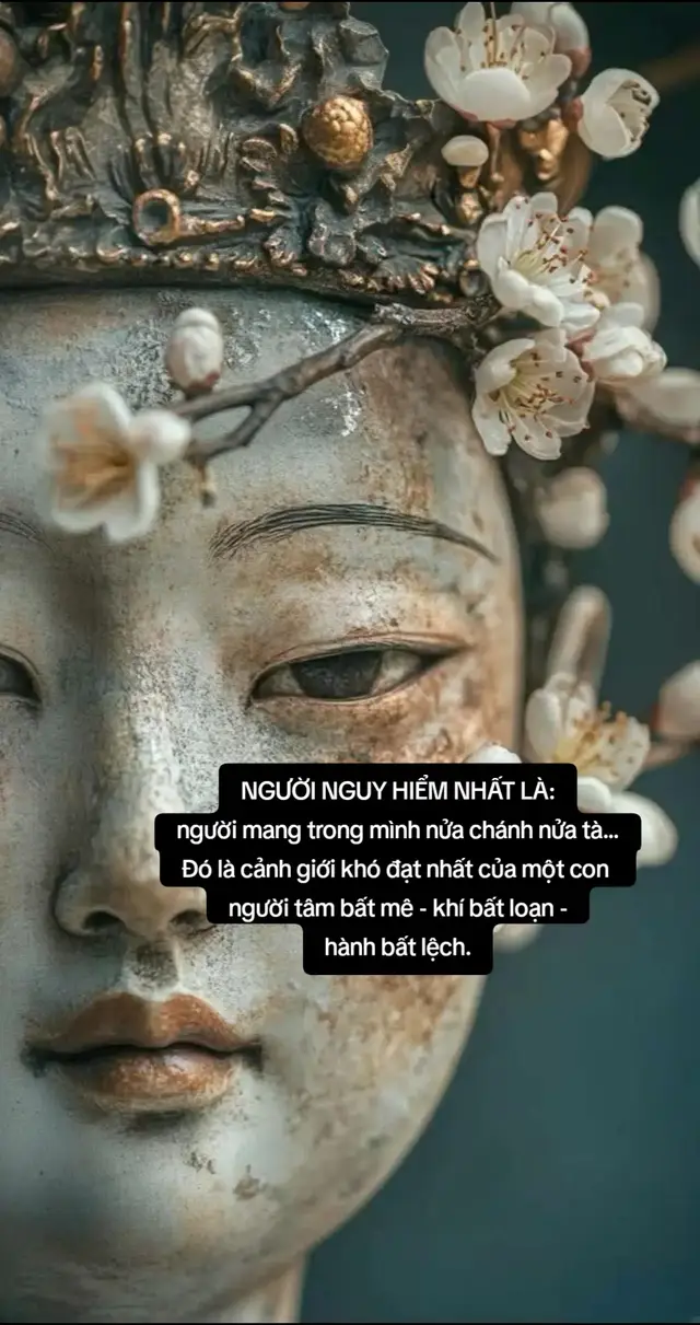 Có những người không nói nhiều, không tranh hơn thua, Họ cư xử rất từ tốn, chừng mực không làm tổn thương ai. Nhưng sâu dưới lớp hiền đó, họ quan sát từng chi tiết nhỏ đến mức đáng ngại. Mỗi hành động nhỏ của họ đều khiến người khác phải đọc hai lần: một lần bằng lý trí, một lần bằng bản năng. Ta không biết họ đang mềm lòng hay đang cảnh giác, đang thiện ý hay đang giữ khoảng cách. Bởi ở họ, sáng và tối đứng chung một chỗ không hòa vào nhau, cũng không tách rời. Đó là kiểu người mà họ biết rất rõ mang trong mình nửa chánh nửa tà và họ biết điều khiển một cách tỉnh táo..! Họ không đe dọa,nhưng người khác vẫn tự chỉnh lại lời mình. Họ không tỏ uy, nhưng người khác vẫn không dám vượt giới hạn. Cái uy của họ không nằm ở lời, mà nằm ở cách họ im lặng đúng lúc, hiểu người đúng chỗ, và giấu tâm đúng độ. Đối diện họ, ta dễ nhận ra một thứ khí rất lạ: trầm mà nặng, lạnh mà sắc, một dạng uy lực vô ngôn, không cần lay động cũng đủ khiến tâm người khác tự chùng lại. Cuối cùng điều khiến người thật sự đáng nể không phải là chánh hay tà trong họ mạnh đến đâu, mà là tâm họ không nghiêng về cực nào. Chánh giúp họ không lạc đường. Tà giúp họ không bị đời vùi dập. Còn sự tỉnh giúp họ đứng vững giữa hai bò, không sáng đến mức ngây, không tối đến mức loạn. Đó mới là cảnh giới khó đạt nhất của một con người: tâm bất mê - khí bất loạn - hành bất lệch. #chanhphap  #tinhthuc   #trituephatphap  #phatphap #xhtiktok 