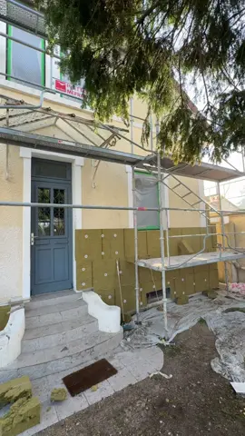🔨 Départ du chantier d’isolation thermique par l’extérieur ! Mise en place des premiers panneaux en laine de roche 🧱   Une étape clé pour améliorer la performance énergétique du bâtiment 💪   Suivez l’évolution du chantier étape par étape 👇   #isolation #ITE #renovation #chantier #batiment          