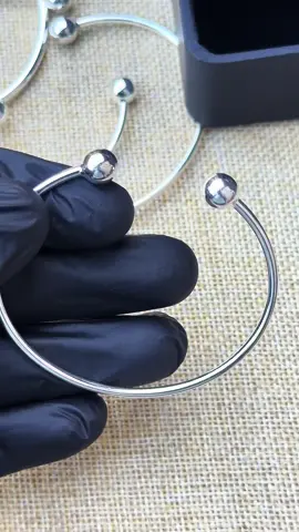 Bracelet jonc ouvert en argent, au design minimaliste et élégant, facile à porter au quotidien, avec embouts boules. Ajustable et confortable au poignet. DÉTAILS • Matériau : Argent • Style : jonc ouvert • Taille : ajustable de 16 à 20 cm • Boîte cadeau offerte • Prix unitaire : 20 000 FCFA • Livraison offerte sur Dakar centre #BijouxFemme #BijouxEnArgent #TendanceBijoux 