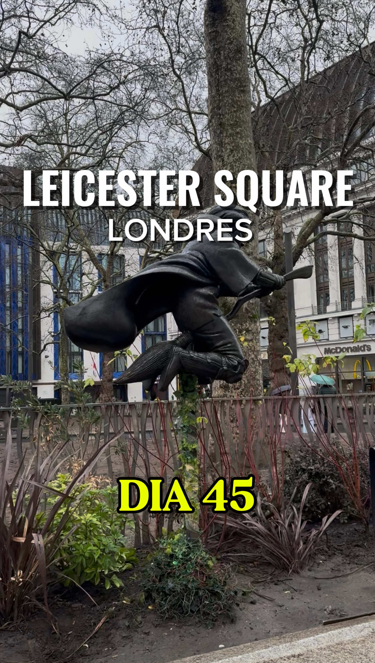 🌳LEICESTER SQUARE| Dia 45 Hablando de Lugares hasta los 100Mil Seguidores!  • • 🎬 En el corazón de Londres está Leicester Square… el lugar donde las películas cobran vida ⭐ 🍿 Acá se hacen las premieres más importantes del cine, con alfombra roja y estrellas de Hollywood caminando a metros tuyo 🎥 Y entre cine y cine, te cruzás con esculturas de personajes icónicos que convierten la plaza en un homenaje al mundo del entretenimiento ✨ Un spot donde siempre está pasando algo… y te hace sentir parte de la película • • #leicestersquare #londres #pelicua #europa #fyp 