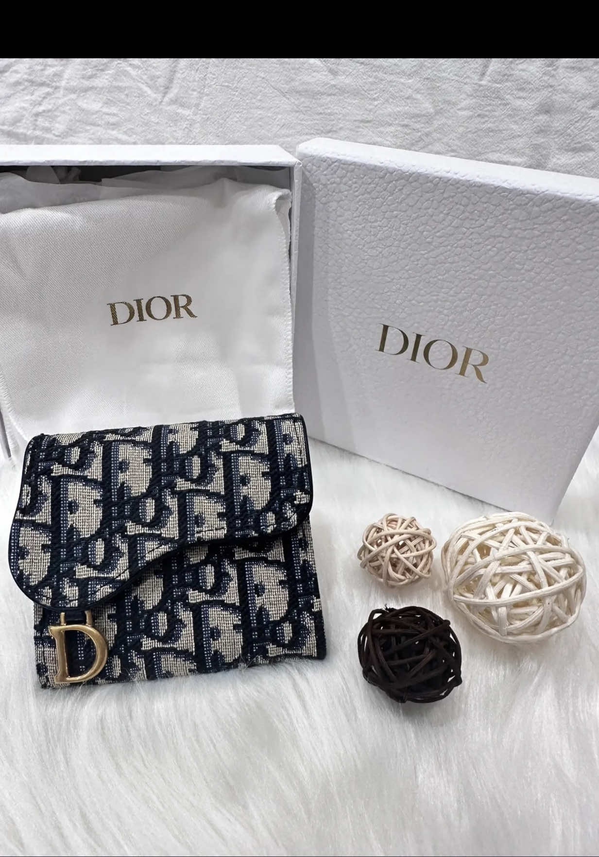 Dior Saddle Lotus Wallet Blue El detalle perfecto que habla sin palabras 💙 El icónico Saddle en versión compacta… simplemente irresistible. Minimalista, sofisticado y con ese toque Dior que lo cambia todo #Dior #TikTokFashion  #luxuryaccessories #outfitdetails #fyp 
