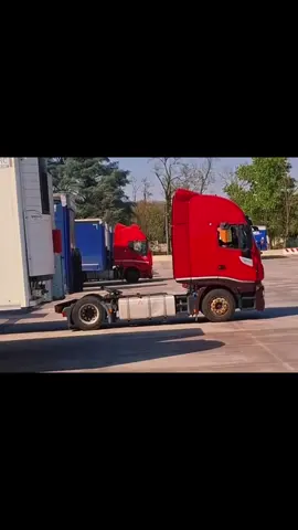 🚛 Attelage tracteur / semi-remorque : une étape clé à ne jamais négliger L’attelage d’un tracteur routier à une semi-remorque demande rigueur et attention. Une erreur peut coûter cher, voire être dangereuse ⚠️ Avant toute chose, vérifie que la sellette d’attelage est correctement positionnée : ouverte, graissée et à la bonne hauteur. Ensuite, approche lentement et bien aligné. Prends ton temps, reste concentré, et assure-toi que le pivot s’engage correctement dans la sellette. Une fois attelé : ✔️ Vérifie le verrouillage de la sellette ✔️ Branche les flexibles et câbles correctement ✔️ Remonte les béquilles ✔️ Et surtout… fais toujours un essai de traction pour confirmer que tout est bien sécurisé 👉 Un attelage bien fait, c’est la base de la sécurité sur la route. ⸻ #laboutiqueduroutier #routier #poidslourds #camionneur #permisspl 