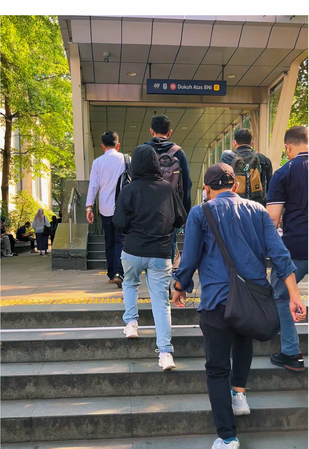 Katanya kerja itu buat hidup… tapi kenapa rasanya cuma buat bertahan? Bangun pagi, kejar waktu, desak-desakan, pulang petang… ulang lagi, lagi, dan lagi. Demi hemat, kami tukar kenyamanan. Demi “masa depan”, kami korbankan hari ini. Lucunya, semua ini terasa normal. Padahal, diam-diam kami muak. Kalau boleh jujur… kami cuma ingin kerja tanpa harus kehilangan hidup. #jastech #jakartavibes #krljakarta #pejuangrupiah
