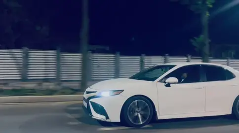 задержать автомобиль Toyota Camry белого цвета