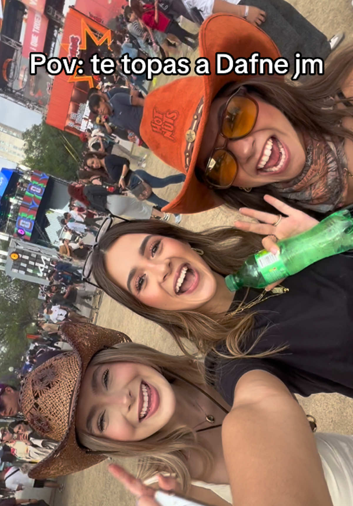 Una lindaaaa!!!💗⭐️ @dafnne ☻ @Hermanas JM falta conocerte @Odalys Jiménez #hermanasjm #dafnnejm #amigas 