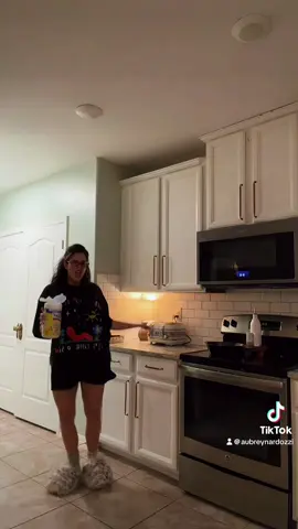 he lost me somewhere between the sink and my standards @Ella Langley #millennialsoftiktok #ellalangleymusic #bottomofyourboots #closingtime #kitchendance 