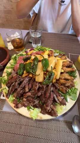 Probando la Gastronomía Brasileña - Eli Gastrobar Grill, Paseo Arco de Ladrillo 28📍 Gracias a los 2 seguidores que me recomendaron esta joya de sitio, y más aún cuando hay una familia currante detrás y que es todo caseros y recetas que han pasado de generación en generación 🤌🏼 El precio medio son 15/20€📩 Nos gastamos en total 169€, es cierto que pedimos demasiado, muchas bebidas, dobles raciones como de panes de queso, entrantes, tabla, 2 jarras de zumo, postres etc, pero este sitio para ir en grupo esta top ❗️ Vi a un señor al llegar que estaba con menú de día, creo que también tienen menús del día ricos por si os resulta interesante saberlo El dueño nos dijo que los que fuerais por el vídeo que os daban un caipiriña, así que ya sabéis🫵🏽 #Foodie #valladolid #viral 