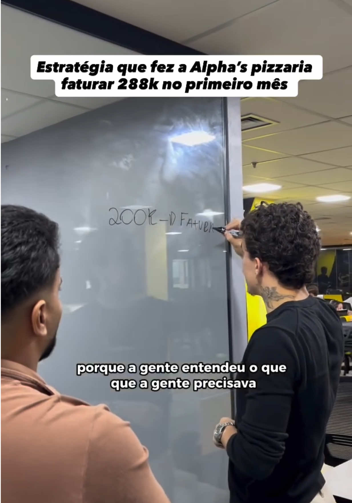 A maioria dos restaurantes tenta vender do jeito errado. Para um restaurante vender de verdade, ele precisa de 3 coisas simples: 👉 Visibilidade As pessoas da sua região precisam ver seu restaurante todos os dias. 👉 Desejo Seu produto precisa parecer irresistível. Vídeo de comida bem feito gera vontade imediata. 👉 Facilidade para comprar Se o cliente quiser pedir, ele precisa conseguir fazer isso em segundos. Foi exatamente isso que fizemos na Alpha’s Pizzeria. Tráfego pago local + criativos fortes + cardápio digital. Resultado no primeiro mês: 🍕 R$120 mil no delivery 🍕 R$80 mil no salão 🍕 R$228 mil de faturamento Se você é dono de restaurante e quer aplicar isso no seu negócio, comenta PIZZARIA que a gente te explica como fazer. #restaurante #delivery #donoderestaurante #marketingpararestaurantes 