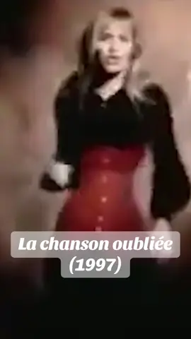 Juin 1997. La France vibre au rythme d’une pop acidulée, portée par Ophélie Winter et les compilations survoltées de 