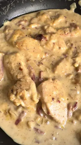 Pollo a la falsa carbonara 🍗 INGREDIENTES: - Pechuga de pollo. - Bacon tiras. - Cebolla. - Leche evaporada. - Queso crema. - Especias al gusto.  👉 Y en 20 minutos tendrás este pollo a la falsa carbonara que está para chuparse los dedos.  💾 Guárdala porque merece la pena #fyp #parati #viral #recetasfaciles #cocinacasera