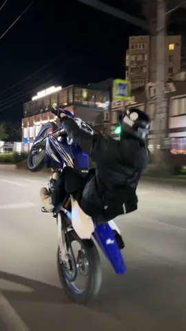 Видео сгенерированно ИИ  #yamaha #yz450f #стант #мото #фамелов 