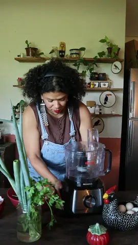 Oie, vamos fazer um temperinho de alho?  400g de alho 1colher de sal  300g de cheiro verde #receita #tiktokfood 