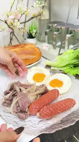 Tiết kiệm được 1 tỷ trong 1 năm để trả sạch nợ mua nhà bằng việc ăn sáng tại nhà và k ăn vặt ngoài hàng với ý thức tiết kiệm mọi thứ và nỗ lực làm việc hết công suất thế là chúng tớ có tài sản 1 ngôi nhà che mưa che nắng và 1 mái ấm nhỏ các b ạ. Tgian đó rất áp lực và khủng hoảng nhưng kết quả xứng đáng lắm #xuhuong #thinhhanh #viral #chao3ngansupperchefs #chao3ngansgon