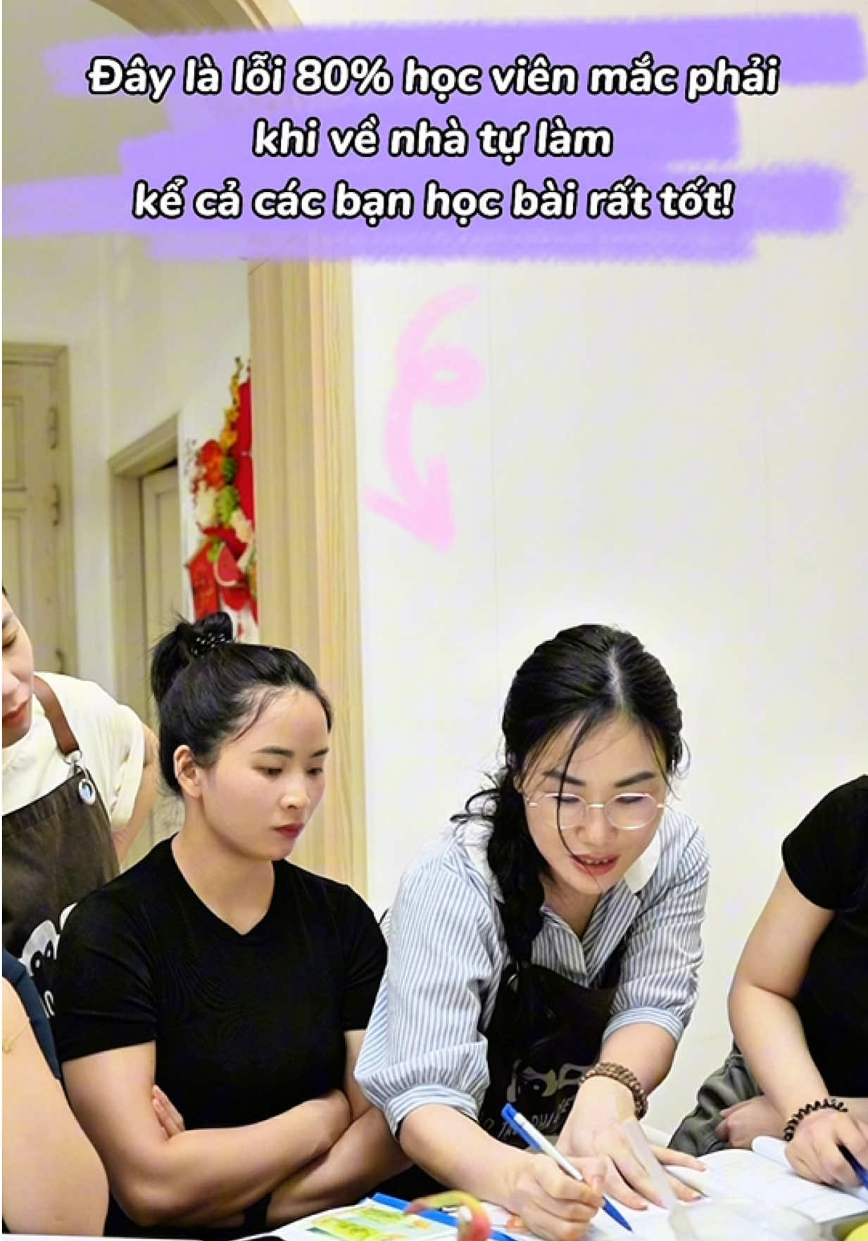 Về nhà tự làm lại không ra, lỗi không phải ở bạn! 😅 Đây là chủ đề bàn tán nhiều nhất trong các lớp của Hương và cũng là lý do nhiều bạn học xong vẫn… làm hỏng khi về nhà. Học ở lớp thì ổn, vì cô cho sẵn định lượng từng nguyên liệu, đúng từng công thức, từng ly. Nhưng về nhà muốn làm nhiều hơn, gấp 5–10 lần để bán? Hay chỉ muốn thử nửa công thức? Thì k biết làm như thế nào? Đa số các bạn… tính sai hoàn toàn. Không phải vì không giỏi, mà vì chưa ai dạy cách tư duy theo tỉ lệ cốt đúng cách. Đây chính xác là thứ Hương dạy tỉ mỉ trong lớp trực tiếp, vì học xong mà về nhà không tự làm được thì học để làm gì?  #luongthyhuong #Dayphache #trahoaqua #tinhcost #tramangcau 