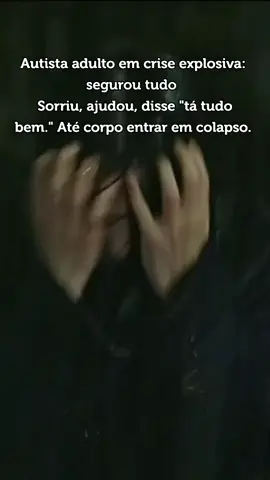 O meltdown (crise de colapso) no autismo não tem idade. Em adultos, muitas vezes ele é silencioso e solitário. Para evitar o julgamento social, muitos se escondem em banheiros ou quartos para liberar a sobrecarga sensorial e emocional acumulada. 🧠💥 ​Não é frescura, não é birra: é o sistema nervoso atingindo seu limite máximo. Quando a crise explode, a pessoa perde o controle inibitório e pode, inclusive, manifestar agressividade contra si ou o ambiente. O adulto autista não quer causar transtornos, ele quer apenas sobreviver ao mundo. Empatia e espaço são as melhores ferramentas de apoio. #AutismoAdulto #Neurodivergencia #Meltdown #autismo 