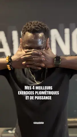 PLYOMÉTRIE ET PUISSANCE 🔥 La puissance est la qualité qui décline le plus rapidement🤌🏽 Je fais un mouvement de puissance après mon travail de mobilité avant mon travail de force.  Exo 1- Saut en avant et en arrière avec élastique : 3 à 4 séries de 15 à 20 répétions.  Exo 2- Patineurs de vitesse avec un ballon médicinal : 3 à 4 séries de 8 répétitions de chaque côté. Exo 3- Mouvements bilatéraux sur un pied d’un côté à l’autre avec une plaque : 3 à 4 séries de 10 à 15 répétions de chaque côté.  Exo 4- Squat sauté avec sac bulgare : 3 à 4 séries de 10 à 15 répétions.  1 à 2 minutes de repos entre les circuits… #pourtoi #fyp #viral #workout #senegalaise_tik_tok🇸🇳 