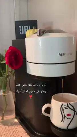 والورد يأخذ منها بعض رقتها ومالها في جميع الخلق أشباه.