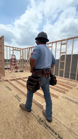 Fabricado con cuero y nailon de calidad militar, este cinturón de 26 bolsillos mantiene tus herramientas seguras a la vez que absorbe los impactos. Su soporte integrado para martillo y su sistema de suspensión acolchado ofrecen una ventaja ergonómica ininterrumpida, diseñada para resistir en obras de demolición y centrales eléctricas sin causar fatiga. #framing #construction #framingconstruccion #viral #casa  @FUERI 