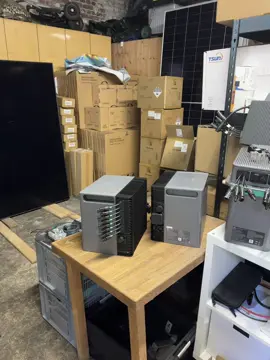 ⚡ Neue Zendure Systeme im Lager – SolarFlow 2400 Pro & SolarFlow 2400 AC+ Ich zeige in meinem Lager die ausgepackten neuen Systeme von Zendure 🔥 👉 SolarFlow 2400 Pro & SolarFlow 2400 AC+ Die sehen fast gleich aus – der Unterschied liegt hauptsächlich bei den PV-Anschlüssen (4 Eingänge für 4 Module). Ich zeige euch die Palette vorm Lager und stelle die Systeme einzeln vor. Heute kommt schon der erste Kunde und holt sein System ab 💪 🔧 Eckdaten kurz & knapp: 	•	⚡ 2400 W Leistung (800 W Standard, App einstellbar) 	•	🔌 4 MPPT / bis 3000 W PV 	•	🔥 18 A pro MPPT (22,5 A Isc) 	•	🔋 2,4 – 16,8 kWh erweiterbar 	•	🔄 Bidirektionales Laden (AC + PV) 	•	🔌 Notstrom-Steckdose integriert 👉 Besonderheit: Ihr könnt direkt Verbraucher anschließen oder sogar einen weiteren Wechselrichter koppeln und das System erweitern. ⸻ 📍 PV-Planung (Dortmund & Umkreis bis 100 km): https://portal.reonic.de/public/98e225ab-9158-4e1b-9657-1b17e5eb43a4/energyhouse?userId=73fdd4b6-4ca4-40b8-a7bd-0a5a47fcf3fa 🌐 Website alt: www.solarmodule-dortmund.de 🌐 Neue Website: www.omion.eu ⸻ 🇬🇧 English version ⚡ New Zendure systems in stock – SolarFlow 2400 Pro & SolarFlow 2400 AC+ I’m showing the newly unpacked Zendure systems in my warehouse 🔥 👉 SolarFlow 2400 Pro & SolarFlow 2400 AC+ They look very similar – the main difference is the PV inputs (4 inputs for 4 panels). I’ll show you the pallet in front of the warehouse and introduce each system individually. The first customer is already picking up his system today 💪 🔧 Key specs: 	•	⚡ 2400 W output (800 W default, adjustable via app) 	•	🔌 4 MPPT / up to 3000 W PV input 	•	🔥 18 A per MPPT (22.5 A Isc) 	•	🔋 2.4 – 16.8 kWh expandable storage 	•	🔄 Bi-directional charging (AC + PV) 	•	🔌 Integrated backup socket 👉 Special feature: You can directly connect loads or even add another inverter to expand the system. ⸻ #Zendure #SolarFlow2400 #Omion #SolarmoduleDortmund #photovoltaik 