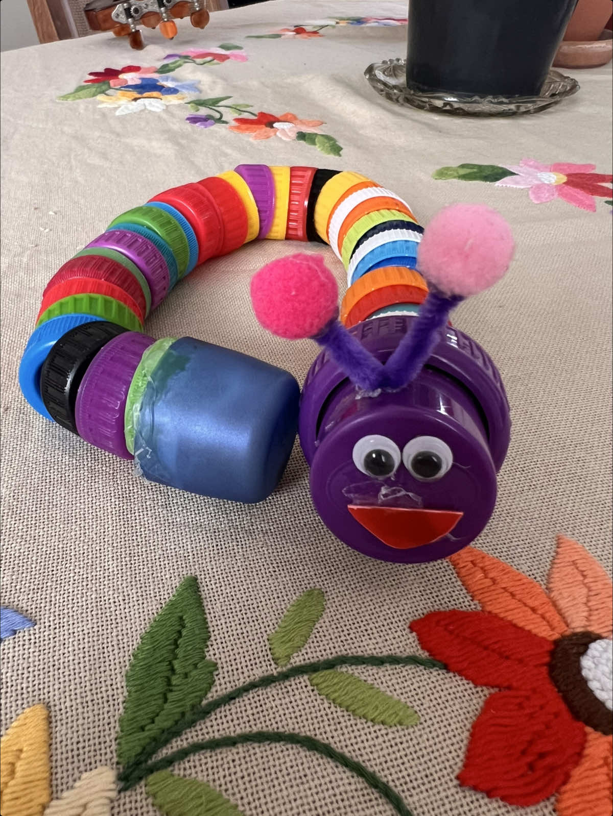 Uma pequena cobrinha. Quantas tampinhas você acha que tem nela??  #musicalizacao #profedemusica #reciclagem 
