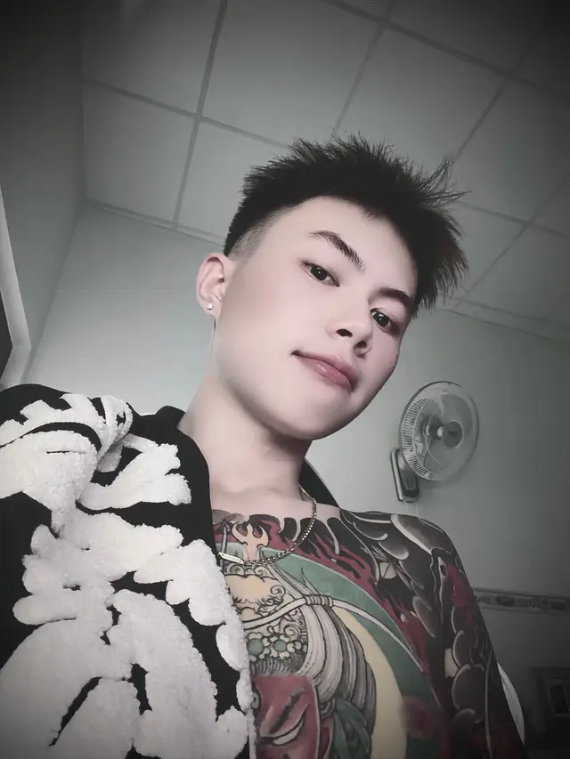 “Chỉ khi túng thiếu, người ta mới thật sự hiểu giá trị của sự tự lập. Không oán trách ai quay lưng, không trách đời bạc bẽo; chỉ âm thầm làm lại từ đầu, tích góp từng chút để ngày mai không còn phải cúi đầu trước hoàn cảnh.”