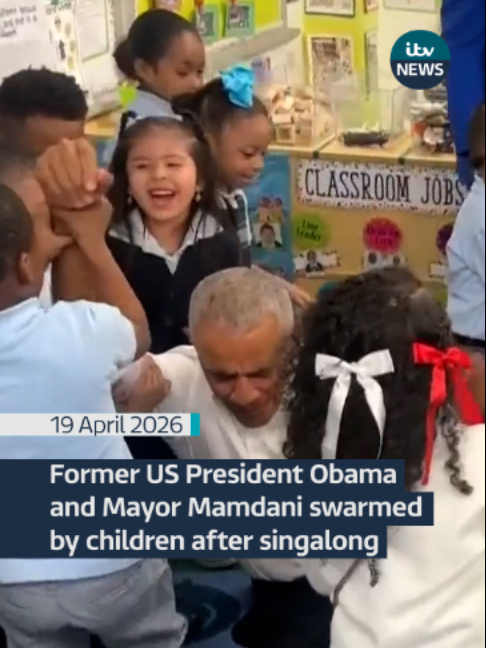 Former President Barack Obama met with New York Mayor Zohran Mamdani to read to schoolchildren but ended up being swarmed when they went to take a photo. The meeting comes just over a week after Mamdani marked his 100th day in office. #usa #obama #mamdani #newyork