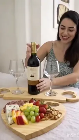 Transforme qualquer momento simples em algo especial 🍷✨ Essa tábua em formato de coração não é só pra servir… ela vira o destaque da sua mesa e até da decoração depois. Perfeita pra montar petiscos e ainda acomodar o vinho com elegância, trazendo aquele toque aconchegante que faz toda diferença. #decoraçãocriativa #mesaposta #dicasdecasa #produtosvirais #achadinhosonline