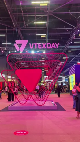 Mais um ano consecutivo que a WeGoPrint participa ativamente do maior evento de comércio digital da América Latina.  A VTEXDAY! Produzimos os materiais de comunicação visual para a área vip, camarotes, caex, credenciamento, tunel, demo área, tracks, restaurante, happy hour, G4 tools, global vision, boulevard, mini tracks, retail plataform, visa, lonas de palco, studio e logos de palcos.  Trabalho duro, entrega técnica e a satisfação de ver nossa comunicação visual guiando milhares de pessoas. Confira um pouco do que produzimos. Gostou?  Comenta e compartilha. #wegoprint #comunicacaovisual #vtexday 