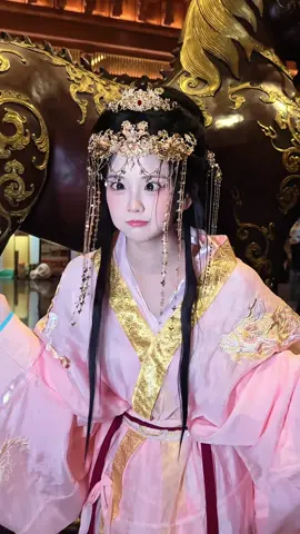 わあ！これは山東省最後の可愛い女の子、夏不萌に違いない！一枚の写真の中にミームになりそうな表情をたくさん作り出して、最後には自分で笑っちゃってる😂哇！这就是山东最后一个甜妹夏不萌吧，连拍贡献了好几个表情包，最后把自己都给逗笑了😂 #夏不萌 