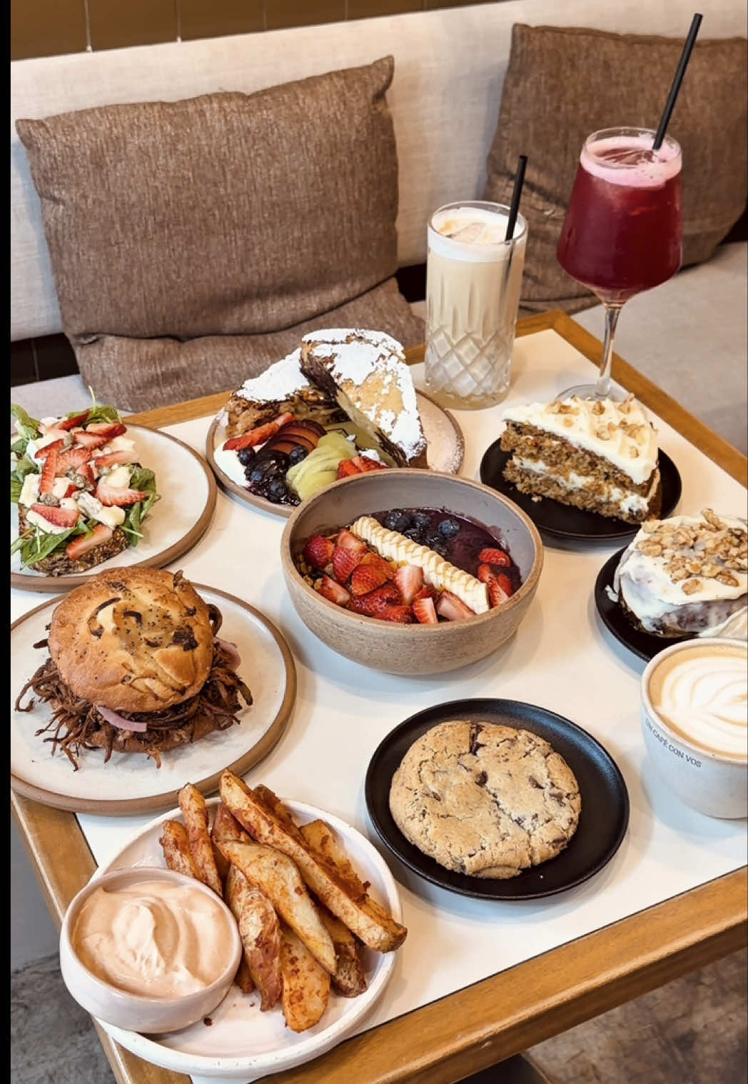 DE LAS MERIENDAS MÁS RICAS DE CABALLITO 💞☕️🥐💘 esto es Tueste en 📍Caballito (doblas 690) abre TODOS los días de 8 a 20hs 🕣 es petfriendly 🐶 y tiene opciones sin tacc 🌾 nosotras pedimos las tostadas francesas ($15500) 🍞 el acai bowl ($16000) 💜 el toston tueste ($12500) 🧀🍓 el sanguche de tapa de asado ($18500) 🥩 una cookie ($5000) 🍪 y una carrot cake ($9500) 🥕 sin dudas una de mis cafeterías favs de la zona 💘 y soy fan de sus french toast y el toston con frutilla y queso 😍 amamosss 💋💋 #merienda #brunch #cafeteria #viral #comida 