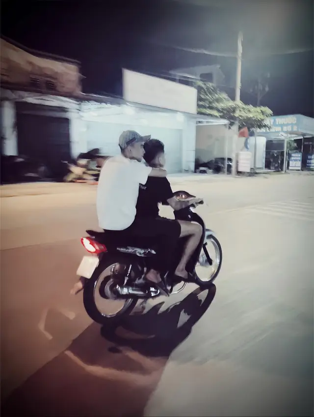 Gặp thời, đổi thế, lắm người vây.  Hết thời, đổi ghế, thấm lời thầy! #xh 