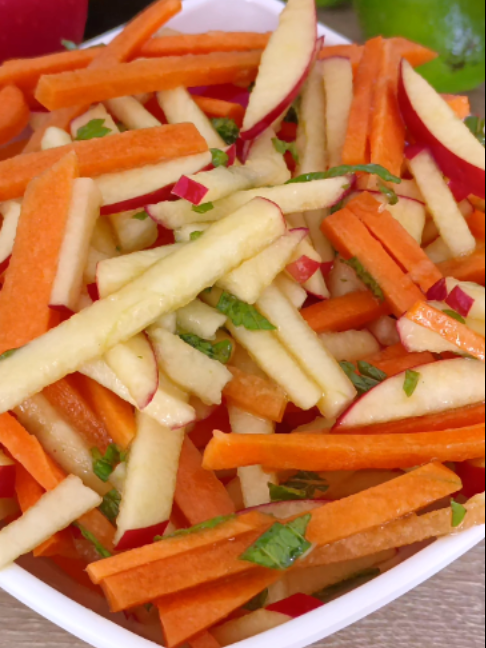 La mejor ensalada solo requiere tres ingredientes. ¡Te encantará! 😋🥗 #ensaladadezanahoria #applerecipe #apple #ensaladademanzana #ensaladadefrutas #recipes #recipesalad #recipevideos #recipe #seafood #restaurant #foodprep #foodie #food #seafoodrestaurant  Ingredientes 🥕🍎🌿✨ 🥕 1/2 zanahoria 🍎 2 manzanas rojas 🌿 1 puñado de hojas de hierbabuena 🍋 1 limón 🫒 3 cucharadas de aceite de oliva extra virgen 🧂 1 pizca de sal